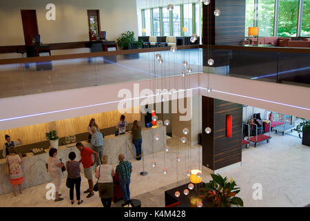 MAINZ, DEUTSCHLAND - May 8th, 2017: Moderne Einrichtung der Lobby des Hilton Mainz Hotel mit Menschen in der Schlange Stockfoto