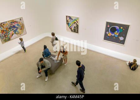 Besucher und Touristen in der Galerie, Solomon R. Guggenheim Museum, Manhattan, New York City, USA, Nordamerika Stockfoto