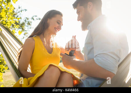 Glückliche Menschen, Engagement Ring am Finger der Freundin auf Stockfoto