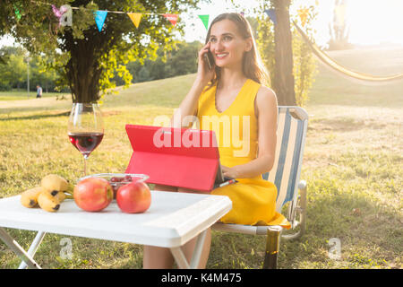 Erfolgreiche weibliche Unternehmer Managing Business sitzen auf picn Stockfoto