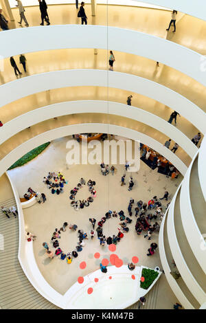 Besucher und Schüler, Interieur des Solomon R. Guggenheim Museum, Manhattan, New York City, USA, Nordamerika Stockfoto