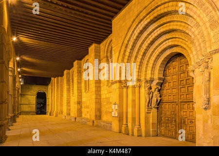 AVILA, Spanien, APRIL - 19, 2016: Der Portikus und romanische Südportal der Basilica de San Vicente mit den Aposteln (1130). Stockfoto