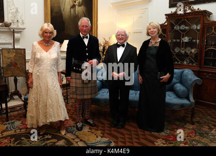 Der Prinz von Wales und die Herzogin von Cornwall, als der Herzog und die Herzogin von Rothesay in Schottland bekannt Neben der Präsident Irlands Michael D Higgins und seine Frau Sabina in den Blauen Salon als Sie besuchen 25 Classic FM Jubiläum Erwägungsgrund in Dumfries House in Cumnock. Stockfoto
