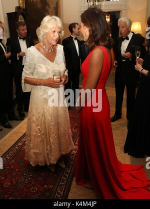 Die Herzogin von Cornwall, bekannt als Herzogin von Rothesay in Schottland Chats mit myleene Klass, als sie 25 Classic FM Jubiläum Erwägungsgrund in Dumfries House in Cumnock besucht. Stockfoto