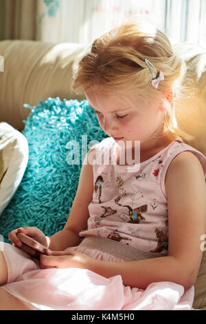Kleine Mädchen spielen mit smart phone Stockfoto