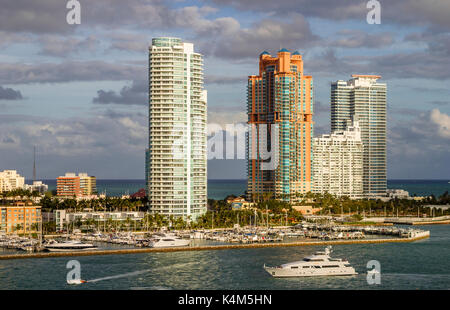 Hohe Küste modernes Hochhaus waterfront Appartements und Ferienwohnungen mit Meerblick und Jachthafen am Meer, Miami Beach, Miami, Florida, USA Stockfoto