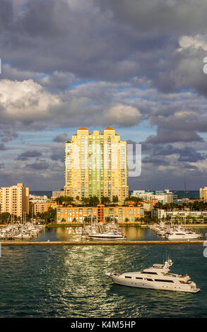 Hohe Küste modernes waterfront Apartment Block und Marina, Miami Beach, Miami, Florida, USA mit dramatischen Himmel stürmischen Wolken im Abendlicht Stockfoto