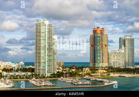 Hohe Küste modernes Hochhaus waterfront Appartements und Ferienwohnungen mit Meerblick und Jachthafen am Meer, Miami Beach, Miami, Florida, USA Stockfoto