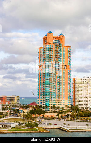 Farbenfrohe, moderne hoch waterfront Apartment Block, ocean view Hochhaus Küste Ferienhäuser und Ferienwohnungen in Miami Beach, Miami, Florida, USA Stockfoto