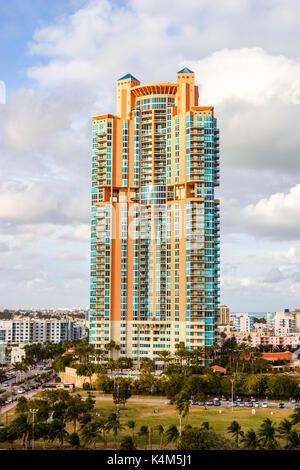 Farbenfrohe, moderne hoch waterfront Apartment Block, ocean view Hochhaus Küste Ferienhäuser und Ferienwohnungen in Miami Beach, Miami, Florida, USA Stockfoto