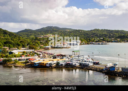 Steg im Hafen von Coxen Hole in Roatan, Honduras, überfüllt mit Transport Busse und Minivans Straßenhändler "Warten auf Passagiere, die von einem Kreuzfahrtschiff Stockfoto