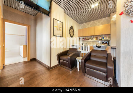 Innenraum des Luxus Beauty Salon Philosofiya Stilya. Friseur Zimmer. Stockfoto