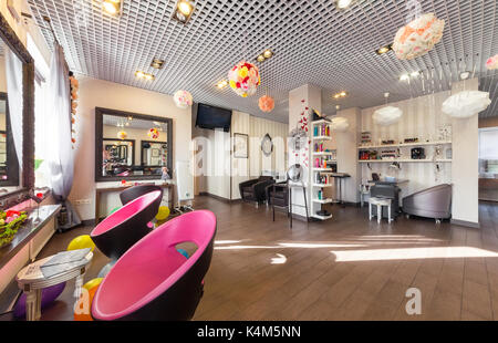 Innenraum des Luxus Beauty Salon Philosofiya Stilya. Die Haupthalle Stockfoto