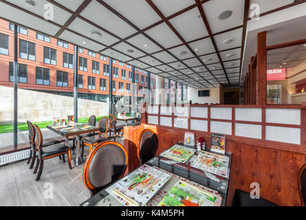 Das Interieur ist modern Japanese Restaurant Ichiban Boshi. Die Haupthalle mit Panoramafenster Stockfoto