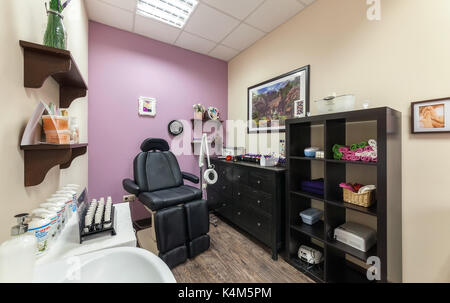 Innenraum des Luxus Beauty Salon Philosofiya Stilya. Die kosmetikerin. Stockfoto