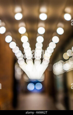 Abstrakte bokeh Hintergrund der Lichter in der Gasse Gang zu verlassen. Stockfoto