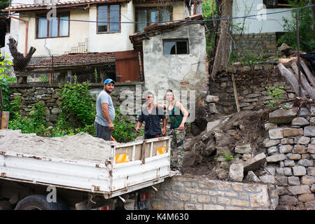 Männer arbeiten auf einer Baustelle in Veliko Tarnovo. Stockfoto