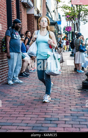 Washington DC, USA - August 4, 2017: Junge Frau zu Fuß am Abend in der Innenstadt Stadtteil Georgetown und Backsteinbauten, speichert Stockfoto