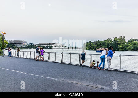 Washington DC, USA - August 4, 2017: die Menschen in Georgetown Park am Flussufer in Abend mit Potomac River Stockfoto