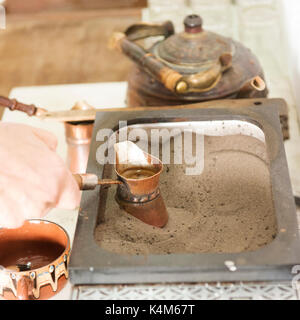 Traditionelle Kaffee im heißen Sand in der Altstadt von Veliko Tarnovo der Stadt gemacht werden, eine Praxis, die in der Osmanischen Zeit. Stockfoto