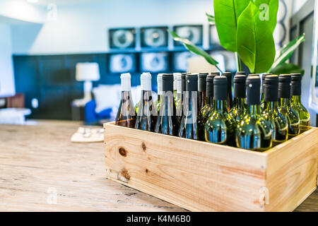 Nahaufnahme der Holzkiste Wein Flaschen auf dem Tisch im Zimmer in Wohnung, Haus oder Wohnung Stockfoto