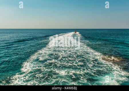 Eine auf der Oberfläche der Adria hinter einem Motorboot in der Nähe von Budva, Montenegro. Stockfoto
