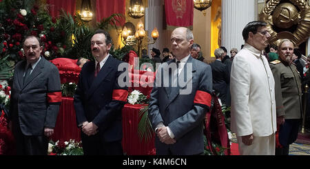 Der Tod von Stalin ist einer der nächsten Periode Britannique satirische Komödie - Drama Film von Armando Lannucci die Chronik der Ereignisse, die nach dem Tod von Josef Stalin 1953 herausstellte. Dieses Foto ist nur für den redaktionellen Gebrauch bestimmt und unterliegen dem Copyright der Film Company und/oder der Fotograf durch den Film oder die Produktion Firma zugewiesen und kann nur reproduziert durch Veröffentlichungen im Zusammenhang mit der Förderung der oben genannten Film. Eine obligatorische Gutschrift auf dem Film Firma ist erforderlich. Der Fotograf sollte auch angerechnet werden, wenn bekannt. Stockfoto