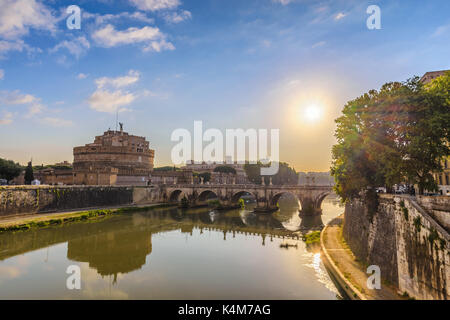 Rom sunrise city Skyline bei Engelsburg und Tiber, Rom (Roma), Italien Stockfoto