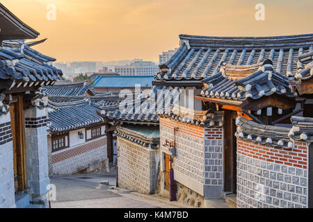 Seoul sunrise city Skyline am Dorf Bukchon Hanok, Seoul, Südkorea Stockfoto