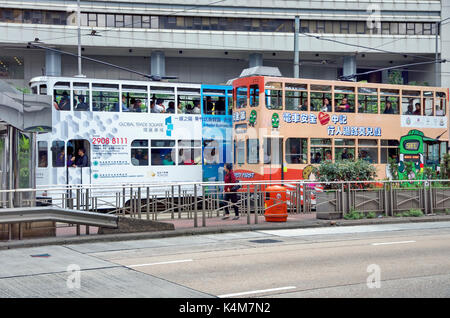 Hongkong - Mai 04: doppelstöckigen Straßenbahnen. Straßenbahnen auch eine Touristenattraktion und eine der umweltfreundlichsten Transportarten in Hongkong Stockfoto