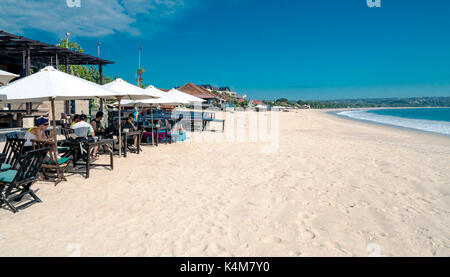 Bali, Indonesien - 12. Mai 2013: Touristen genießen Meeresfrüchte Abendessen am Strand von Jimbaran auf Bali. Stockfoto