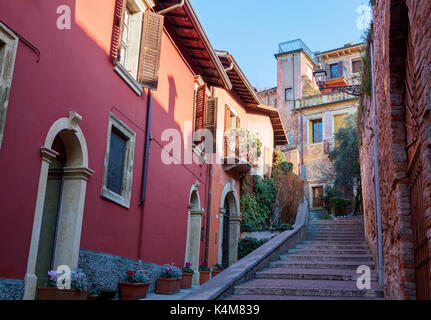 Schmale Straße mit bunten Häusern auf dem Weg zum Castel San Pietro, Verona Stockfoto