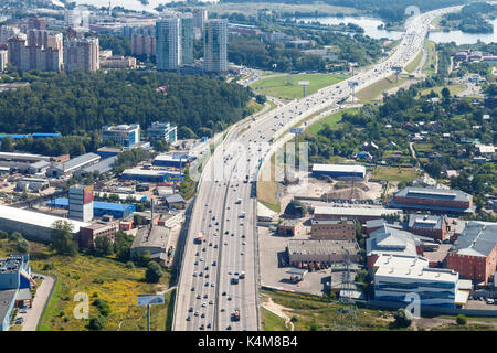 KRASNOGORSK, Russland - 18. AUGUST 2017: Oben Blick auf Novorizhskoye Shosse der Russischen route M 9 Ostsee Autobahn in Pavshinio Bezirk der Stadt Krasnogorsk Stockfoto