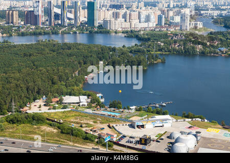 KRASNOGORSK, Russland - 18. AUGUST 2017: Oben Aussicht auf Moskau Heliport station und Moderne Wohnviertel Pavshinskaya Poyma in Krasnogorsk Stadt auf Stockfoto