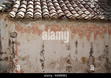 Alte, gesprungene Wand Textur über Dachziegel. Abstrakte vintage Hintergrund. Stockfoto