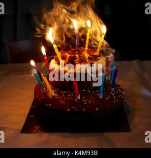 Geburtstag Kerzen wird herausgeblasen Stockfoto