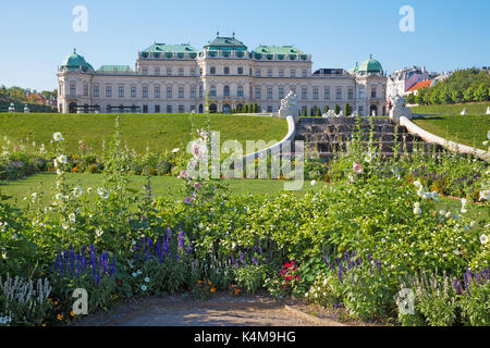 Wien, Österreich - 30. JULI 2014: Der Brunnen und Garten von Schloss Belvedere am Morgen. Stockfoto