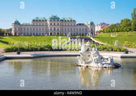 Wien, Österreich - 30. JULI 2014: Der Brunnen der Belvedere im Morgen. Stockfoto