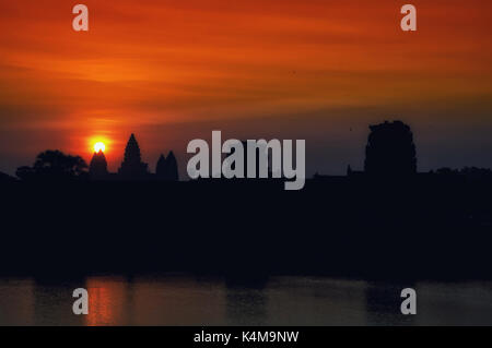 Atemberaubenden Sonnenaufgang am Angkor Wat - Siem Reap - Kambodscha größte religiöse Denkmal auf der Welt Stockfoto