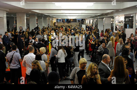 September 06,2017. Kiew, Ukraine. Miss Ukraine 2017, Beauty Pageant. Finale im Nationalen Palast der Künste "Ukraina". Gäste im Foyer. Stockfoto