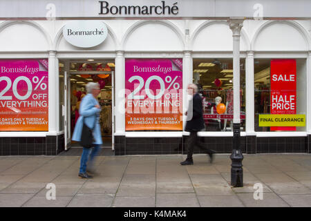 Bonmarche Summer Sales, Verkaufsbanner, Schaufenster, Geschäft, Business Design, Einzelhandel, Illustration, Markt, , Zeichen, Straße, Mode, Front, Werbung, Shopping, Stil, Gebäude, Symbol, kommerziell, Tür, Modern, Handel, Label, Marketing, Rabatt, Poster, Konzept, Exterieur, Haus, Boutique, werbung, Tafel, Schaufenster, Stadt in der Lord Street, Southport, Merseyside, Großbritannien Stockfoto