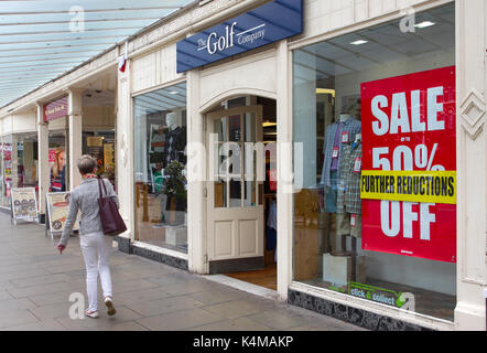 Die Golf Company Sommer Vertrieb, Verkauf Banner, Schaufenster, Store, Business Design, Einzelhandel, Illustration, Markt,, Zeichen, Straße, Mode, front, Werbung, Shopping, style, Gebäude, Symbol, kommerzielle, Tür, Moderne, Handel, Label, Marketing, Rabatt, Poster, Konzept, außen, Haus, Boutique, Werbung, Board, Storefront, Stadt, in der Lord Street, Southport, Merseyside, UK Stockfoto