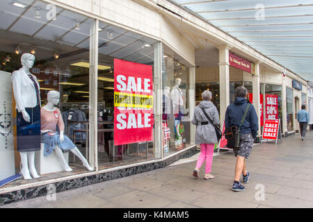 Sommerverkauf, Verkaufsbanner, Schaufenster, Geschäft, Business Design, Einzelhandel, Illustration, Markt, , Zeichen, Straße, Mode, Front, Werbung, Shopping, Stil, Gebäude, Symbol, kommerziell, Tür, Modern, Handel, Label, Marketing, Rabatt, Poster, Konzept, Exterieur, Haus, Boutique, werbung, Tafel, Schaufenster, Stadt in der Lord Street, Southport, Merseyside, Großbritannien Stockfoto