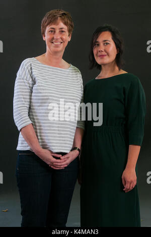 Anna Magnusson und Jessica J Lee besucht einen Fotoauftrag während des Edinburgh International Book Festival am 12. August in Edinburgh, Schottland 2017. Stockfoto
