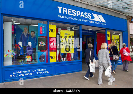 Trespass Store Sommerverkäufe, Verkaufsbanner, Schaufenster, Geschäft, Business Design, Einzelhandel, Illustration, Markt, Schild, Straße, Mode, Front, Werbung, Shopping, Style, Gebäude, Symbol, kommerziell, Tür, modern, Commerce, Label, Marketing, Rabatt, Poster, Konzept, Exterieur, Haus, Boutique, Werbung, Brett, Ladenfront, Stadt, in Lord Street, Southport, Merseyside, Großbritannien Stockfoto