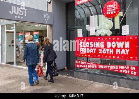 Just Independent Sweet Shop, Closing Down Sales, Verkaufsbanner, Schaufenster, Laden, Business Design, Einzelhandel, Illustration, Markt, , schild, Straße, Mode, Front, Werbung, Einkaufen, Stil, Gebäude, Symbol, kommerziell, Tür, modern, Handel, Label, Marketing, Rabatt, Poster, Konzept, Exterieur, Haus, Boutique, Werbung, Vorstand, Schaufenster, Stadt, In Lord Street, Southport, Merseyside, Großbritannien Stockfoto