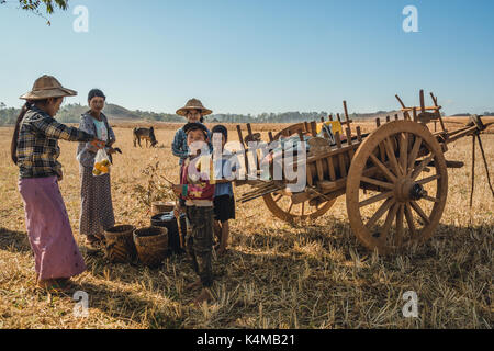 Shan Staat, Myanmar Dez. 26, 2013. Real Life offene Fotos von Einheimischen, die in ländlichen Shan Staat, Myanmar, Birma. Stockfoto