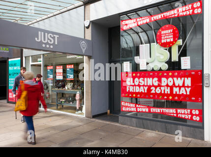 Nur unabhängige Sweet Shop, Schließung von Vertrieb, Verkauf Banner, Schaufenster, Store, Business Design, Einzelhandel, Illustration, Markt,, Zeichen, Straße, Mode, front, Werbung, Shopping, style, Gebäude, Symbol, kommerzielle, Tür, Moderne, Handel, Label, Marketing, Rabatt, Poster, Konzept, außen, Haus, Boutique, Werbung, Board, Storefront, Stadt, in der Lord Street, Southport, Merseyside, UK Stockfoto