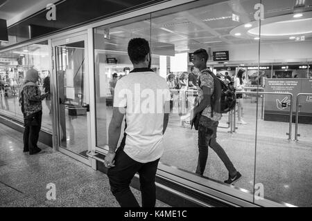 Italien, Mailand, Malpensa, jungen ägyptischen Migranten kehrt in sein Land nach fünf Jahren weg von der Familie Stockfoto