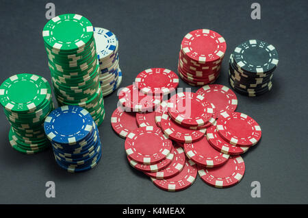 Poker chips auf schwarzem Hintergrund und 5 rote Würfel stapeln Stockfoto